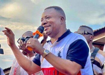 Kasaï-Oriental : escorté par des centaines de sympathisants, Alphonse Ngoyi Kasanji obtient sa carte d’électeur