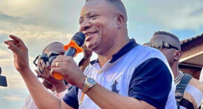 Kasaï-Oriental : escorté par des centaines de sympathisants, Alphonse Ngoyi Kasanji obtient sa carte d’électeur