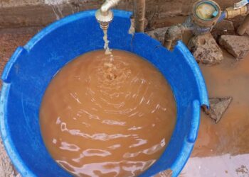Mbujimayi: une eau étrangement sale coule aux robinets de la Regideso
