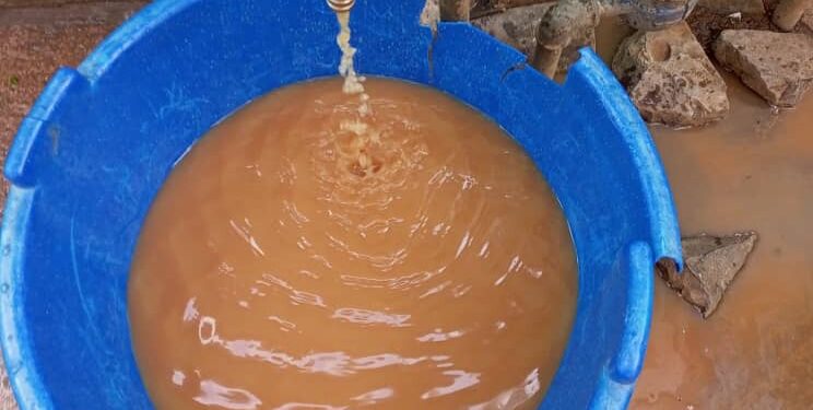 Mbujimayi: une eau étrangement sale coule aux robinets de la Regideso