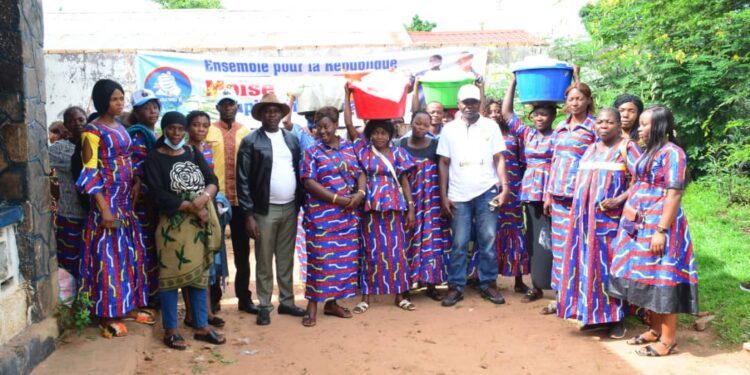 Kasaï-oriental : Les femmes de Ensemble pour la République offrent un repas aux prisonniers pour clôturer le mois de mars