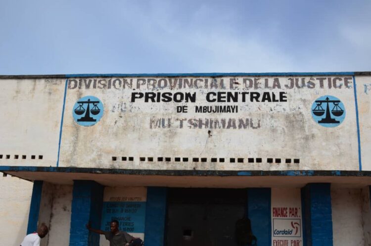 Kasaï-oriental : Les femmes de Ensemble pour la République offrent un repas aux prisonniers pour clôturer le mois de mars