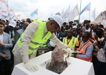 Mbujimayi : Peter Kazadi lance les travaux de construction et équipement de l&rsquo;aérogare Passagers de l&rsquo;aéroport international de Bipemba