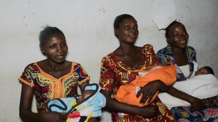 Mbujimayi : Guylain Musangu paie la facture de maternité de 44 femmes à Lukelenge