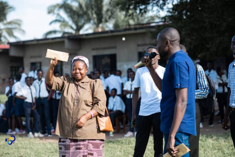 Mbujimayi: Des bourses et des cadeaux remis aux meilleurs élèves et enseignants de l&rsquo;Institut Caroline Baron par les ressortissants de cette école