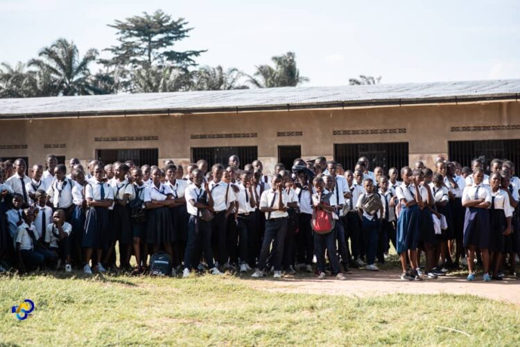 Mbujimayi: Des bourses et des cadeaux remis aux meilleurs élèves et enseignants de l&rsquo;Institut Caroline Baron par les ressortissants de cette école