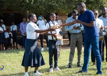 Mbujimayi: Des bourses et des cadeaux remis aux meilleurs élèves et enseignants de l&rsquo;Institut Caroline Baron par les ressortissants de cette école