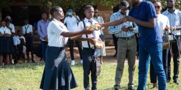 Mbujimayi: Des bourses et des cadeaux remis aux meilleurs élèves et enseignants de l&rsquo;Institut Caroline Baron par les ressortissants de cette école