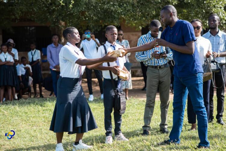 Mbujimayi: Des bourses et des cadeaux remis aux meilleurs élèves et enseignants de l&rsquo;Institut Caroline Baron par les ressortissants de cette école