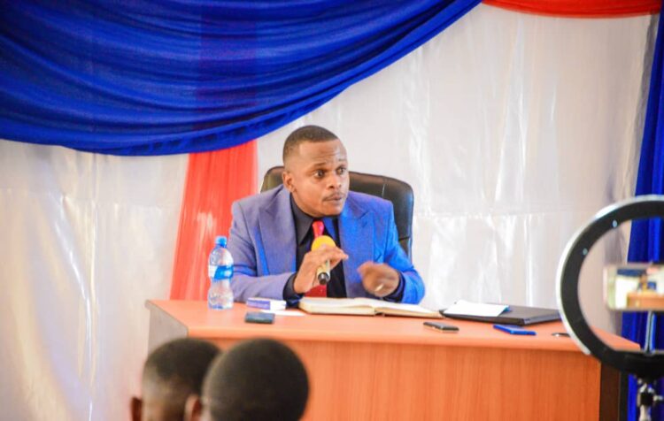 UOM : au cours d’une conférence, Maitre Hilaire Ntendayi déplore « les insuffisances du code du numérique congolais » 
