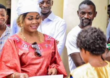 Mbujimayi: Exetat 2023, Jimmy Mpanda prend en charge les frais de participation d&rsquo;une centaine d&rsquo;élèves filles en difficulté