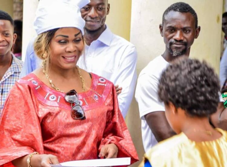 Mbujimayi: Exetat 2023, Jimmy Mpanda prend en charge les frais de participation d&rsquo;une centaine d&rsquo;élèves filles en difficulté