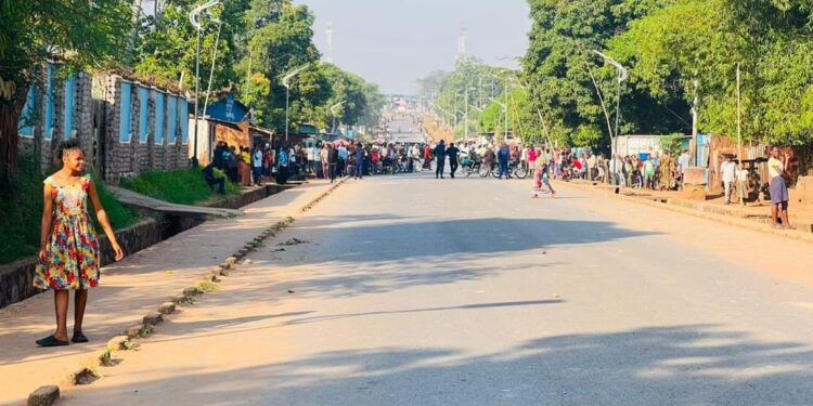 Drame à Mbujimayi : Une femme brûlée vive après avoir tué l’enfant de son bailleur