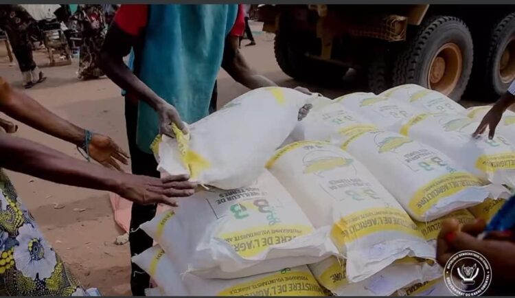 Kasaï-Oriental: grâce à l&rsquo;intervention du gouverneur, le prix du sac de farine de maïs du projet Nkuadi revue à la baisse