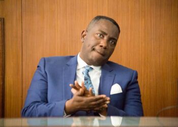 Kinshasa : le Président de l’Assemblée provinciale, Godé Mpoyi destitué pour « incompétence »