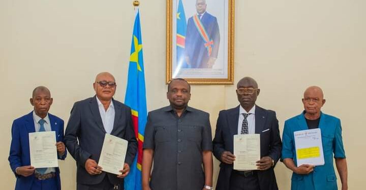 Kasaï-Oriental : Le gouverneur Mathias Kabeya remet les notifications aux retraités de la deuxième vague