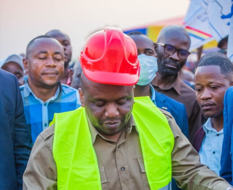 Kasaï-Oriental: le gouverneur Mathias Kabeya lance la construction de la cité « DITEKEMENA »