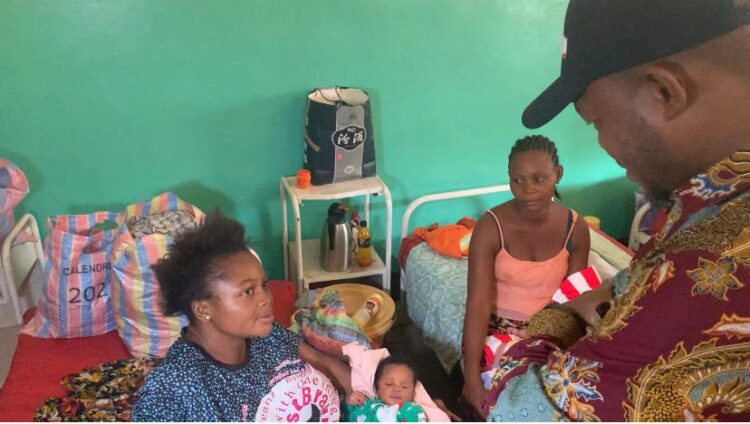 Mbujimayi : Tobie Kayumbi vole au secours des femmes ayant donné naissance par césarienne à la maternité Bonzola