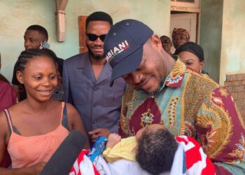 Mbujimayi : Tobie Kayumbi vole au secours des femmes ayant donné naissance par césarienne à la maternité Bonzola