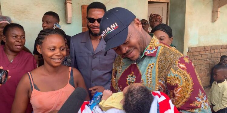 Mbujimayi : Tobie Kayumbi vole au secours des femmes ayant donné naissance par césarienne à la maternité Bonzola