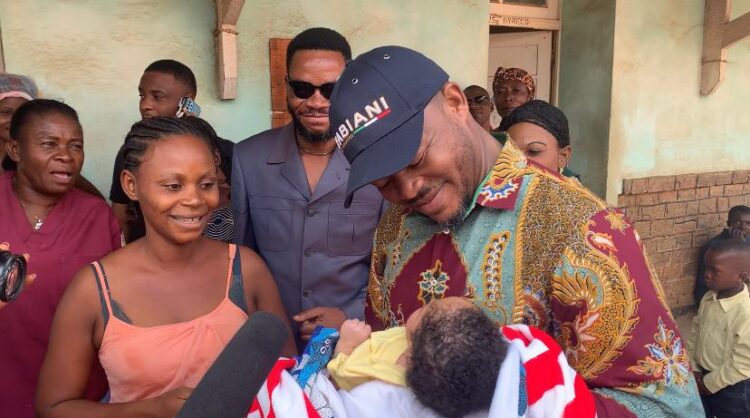 Mbujimayi : Tobie Kayumbi vole au secours des femmes ayant donné naissance par césarienne à la maternité Bonzola