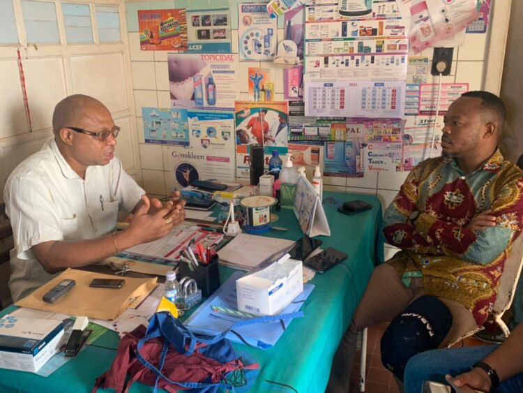 Mbujimayi : Tobie Kayumbi vole au secours des femmes ayant donné naissance par césarienne à la maternité Bonzola