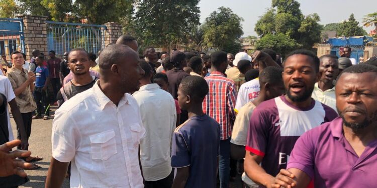 Mbujimayi: manifestation à l&rsquo;assemblée provinciale, des militants de l&rsquo;UDPS dénoncent le projet de destitution du président du bureau