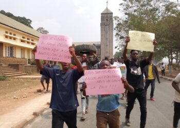 Mbujimayi: manifestation des étudiants contre la tentative de destitution du gouverneur Mathias Kabeya
