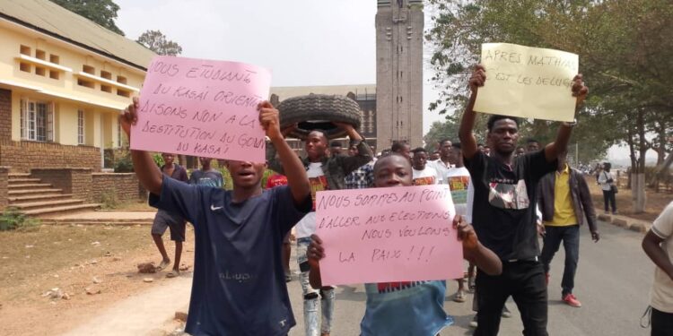 Mbujimayi: manifestation des étudiants contre la tentative de destitution du gouverneur Mathias Kabeya