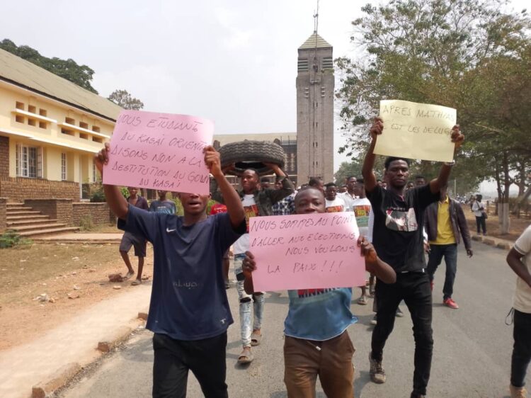 Mbujimayi: manifestation des étudiants contre la tentative de destitution du gouverneur Mathias Kabeya