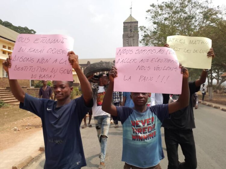 Mbujimayi: manifestation des étudiants contre la tentative de destitution du gouverneur Mathias Kabeya