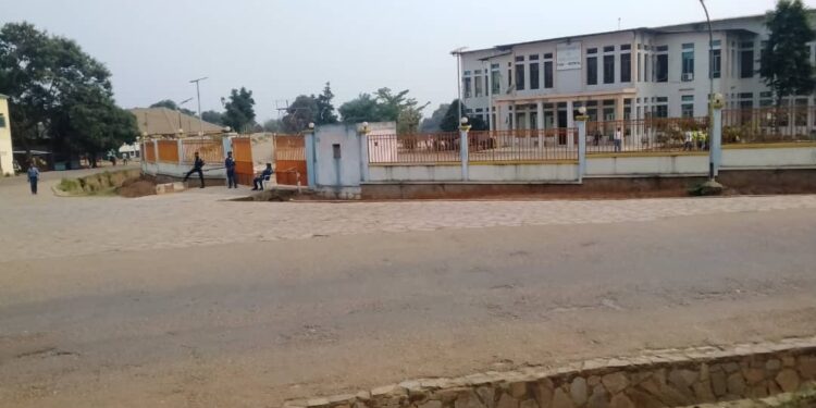 Crise institutionnelle au Kasaï-Oriental : le gouvernorat scellé, Peter Kazadi cité