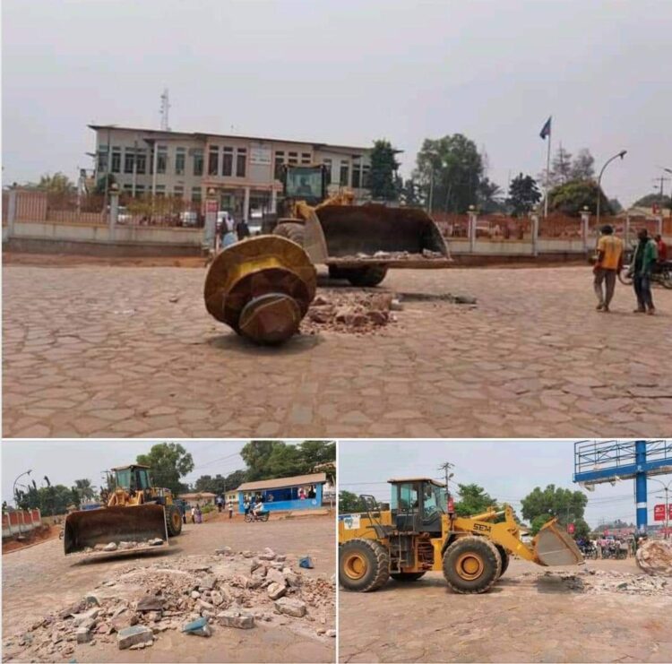 Mbujimayi: démolition du « monument » érigé à l&rsquo;entrée du gouvernorat, Alphonse Ngoyi parle d&rsquo;un acte superstitieux qui cache les échecs des dirigeants de la province