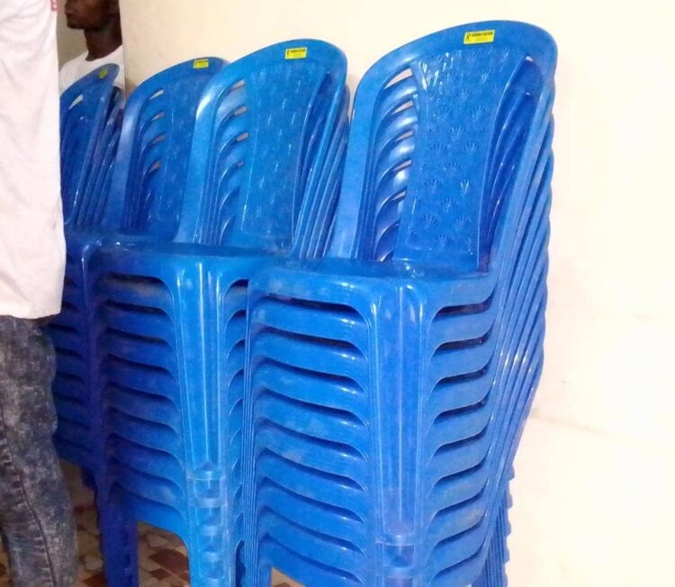 Kasaï-Oriental : La fondation Marcel Lonji Mutatshi fait un don de 40 chaises à l&rsquo;Alliance pour les Actions de développement du Congo (AADC)