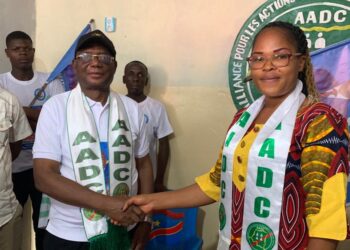 Kasaï-Oriental : La fondation Marcel Lonji Mutatshi fait un don de 40 chaises à l&rsquo;Alliance pour les Actions de développement du Congo (AADC)