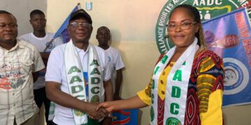 Kasaï-Oriental : La fondation Marcel Lonji Mutatshi fait un don de 40 chaises à l&rsquo;Alliance pour les Actions de développement du Congo (AADC)