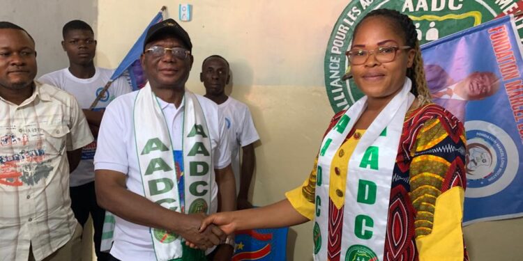 Kasaï-Oriental : La fondation Marcel Lonji Mutatshi fait un don de 40 chaises à l&rsquo;Alliance pour les Actions de développement du Congo (AADC)