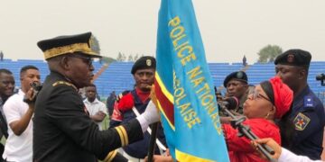 Kasaï-Oriental: Julie Kalenga  remet  l&rsquo;étendard de commandement au nouveau commissaire provincial de la police