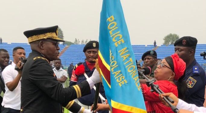 Kasaï-Oriental: Julie Kalenga remet l’étendard de commandement au nouveau commissaire provincial de la police