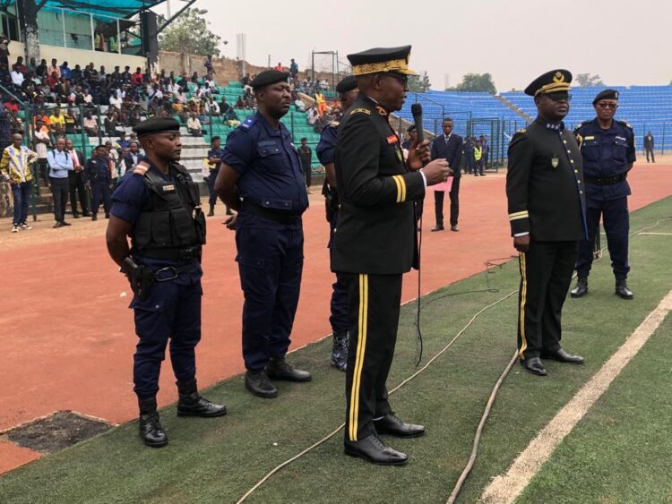 Kasaï-Oriental: Julie Kalenga  remet  l&rsquo;étendard de commandement au nouveau commissaire provincial de la police