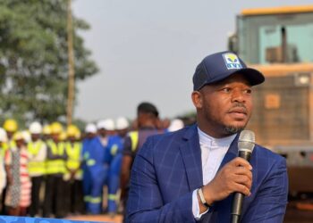 RDC : En France, Tobie Nkongolo Kayumbi visite l&rsquo;entreprise qui livre des ponts métalliques à la RDC