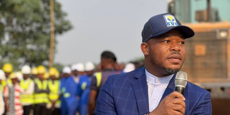 RDC : En France, Tobie Nkongolo Kayumbi visite l&rsquo;entreprise qui livre des ponts métalliques à la RDC