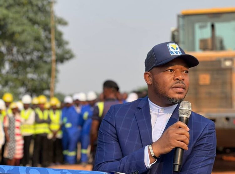 RDC : En France, Tobie Nkongolo Kayumbi visite l&rsquo;entreprise qui livre des ponts métalliques à la RDC