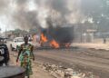 Kinshasa : les conducteurs de moto-taxis brûlent un camion