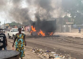 Kinshasa : les conducteurs de moto-taxis brûlent un camion