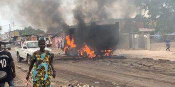 Kinshasa : les conducteurs de moto-taxis brûlent un camion
