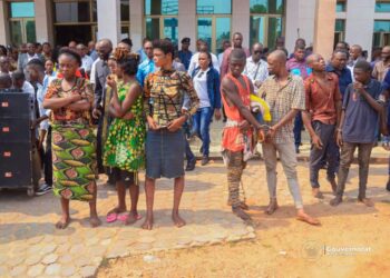 Kasaï-Oriental: le commissaire provincial de la police présente des présumés bandits à la gouverneure intérimaire