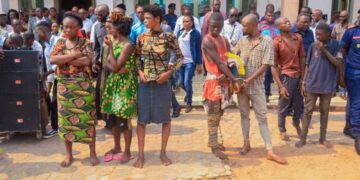 Kasaï-Oriental: le commissaire provincial de la police présente des présumés bandits à la gouverneure intérimaire