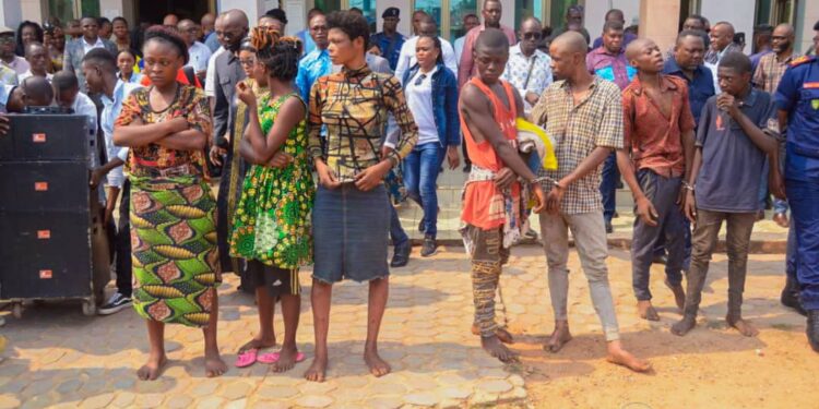 Kasaï-Oriental: le commissaire provincial de la police présente des présumés bandits à la gouverneure intérimaire