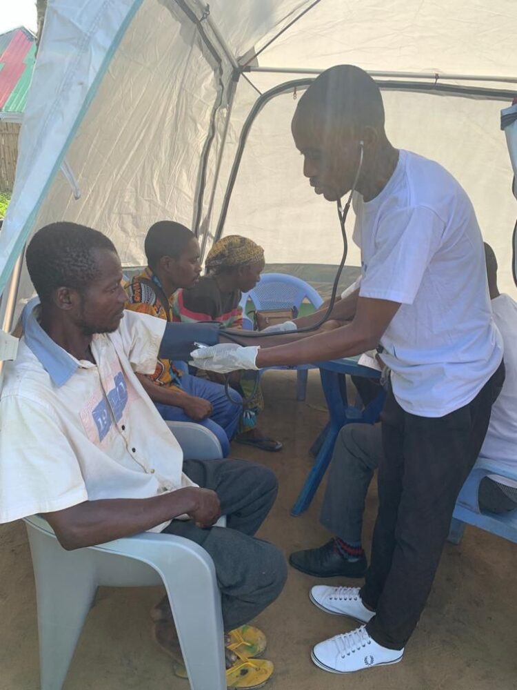 Maï-Ndombe : l’ONG CEDAID de O’Neige N’sele offre des soins de santé gratuits à la population d&rsquo;Inongo